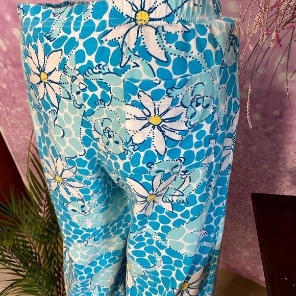 Lilly Pulitzer capris, cute print, summer ready - Picture 4 of 13